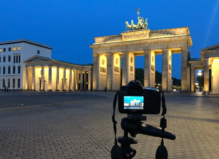take Distinctive Images of Well-known Locations